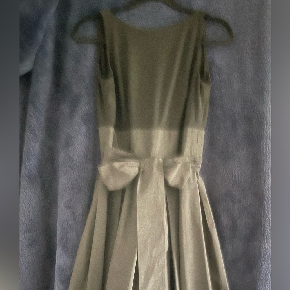 Elegant Sleeveless Dress with Bow